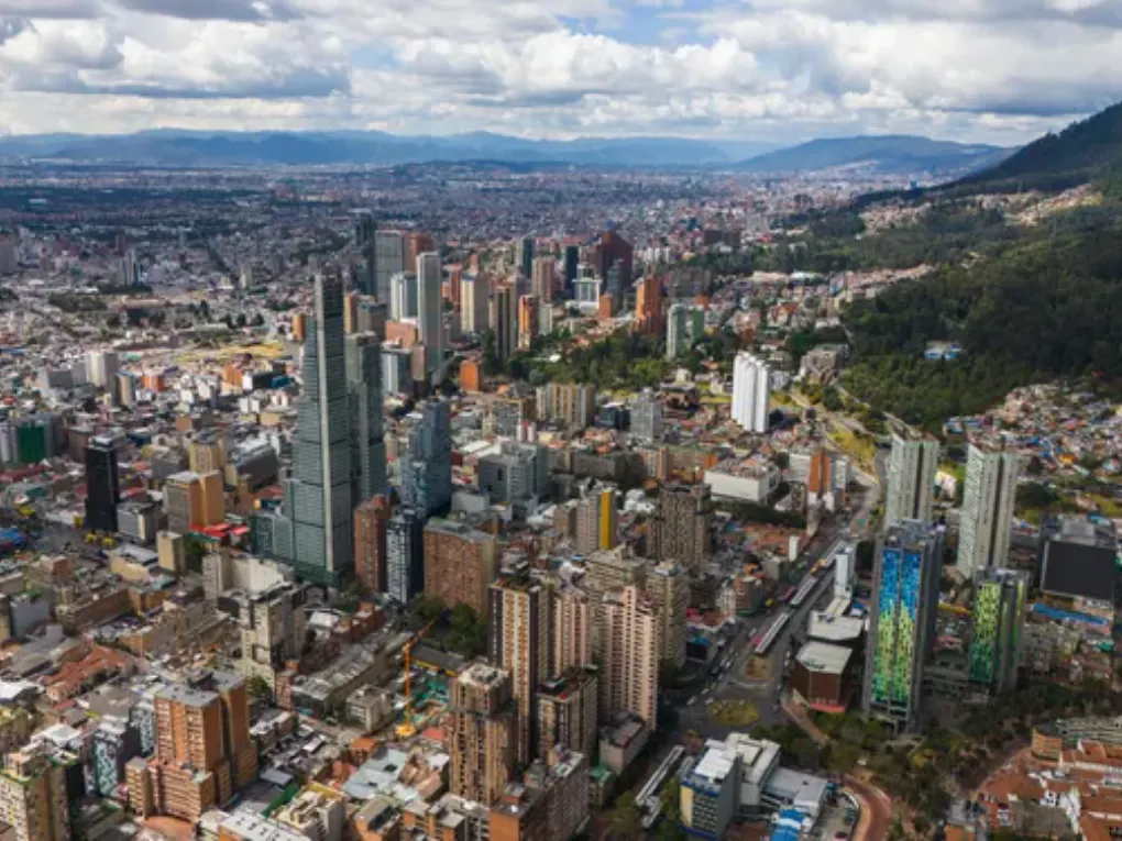 Map of Colombia highlighting active fault lines, tectonic plate boundaries, and major seismic hazard zones in the Andean region