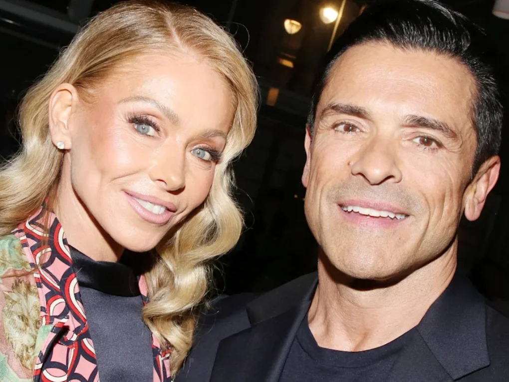 Kelly Ripa smiling on a red carpet event showcasing a healthy smile.
