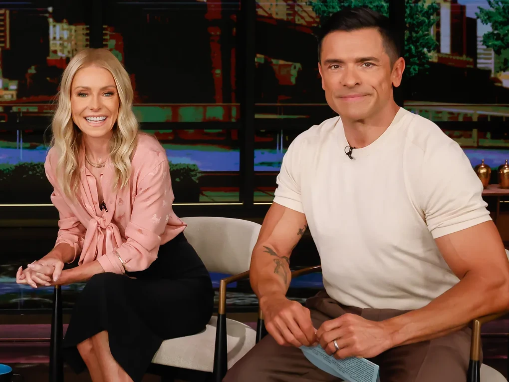 Kelly Ripa smiling on a red carpet event showcasing a healthy smile.