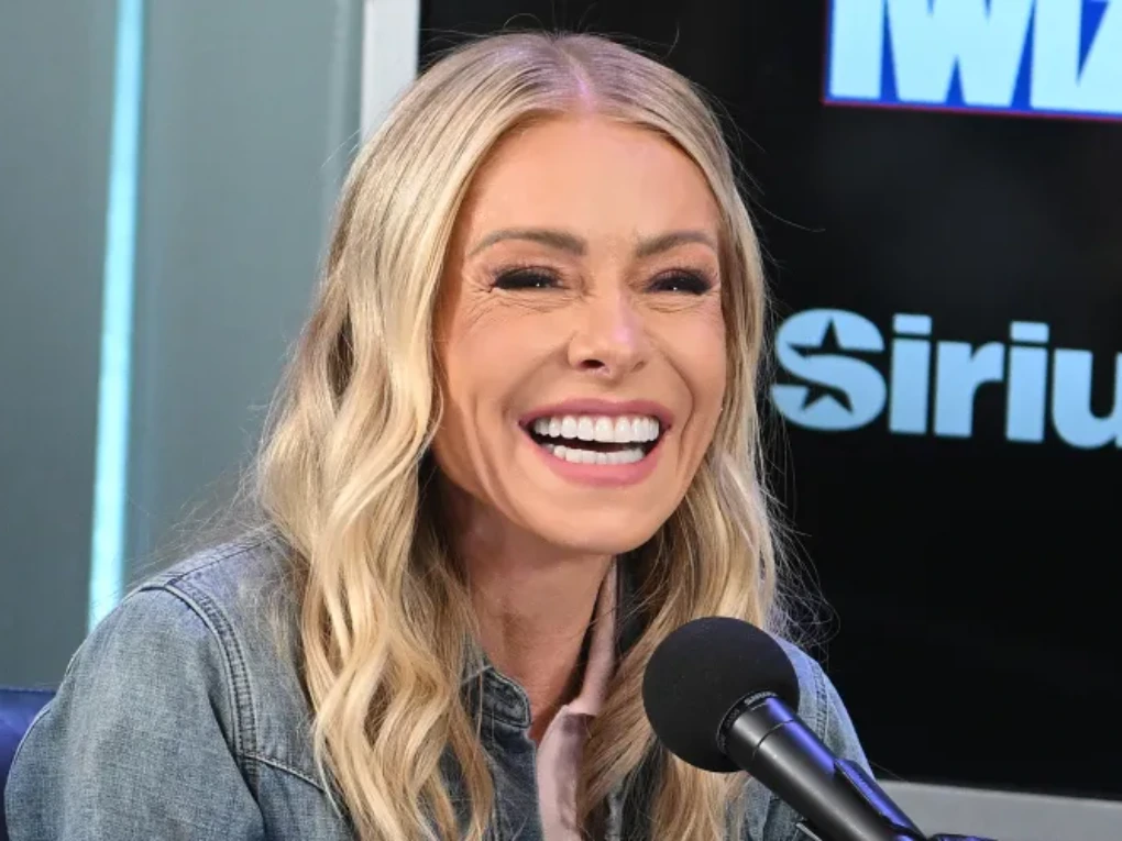 Kelly Ripa smiling on a red carpet event showcasing a healthy smile.