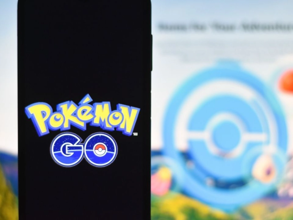 Infographic displaying Pokémon GO outage map, Network Error 2 screen, and server troubleshooting steps